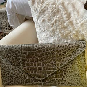 Imitation snake envelop clutch
